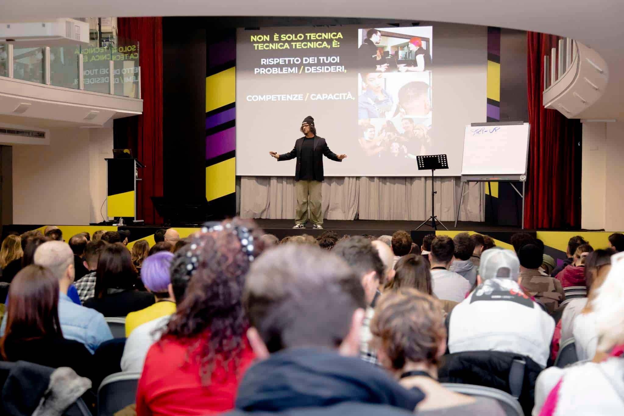 Luca Picchio sul palco durante una lezione dell'Academy, in aula