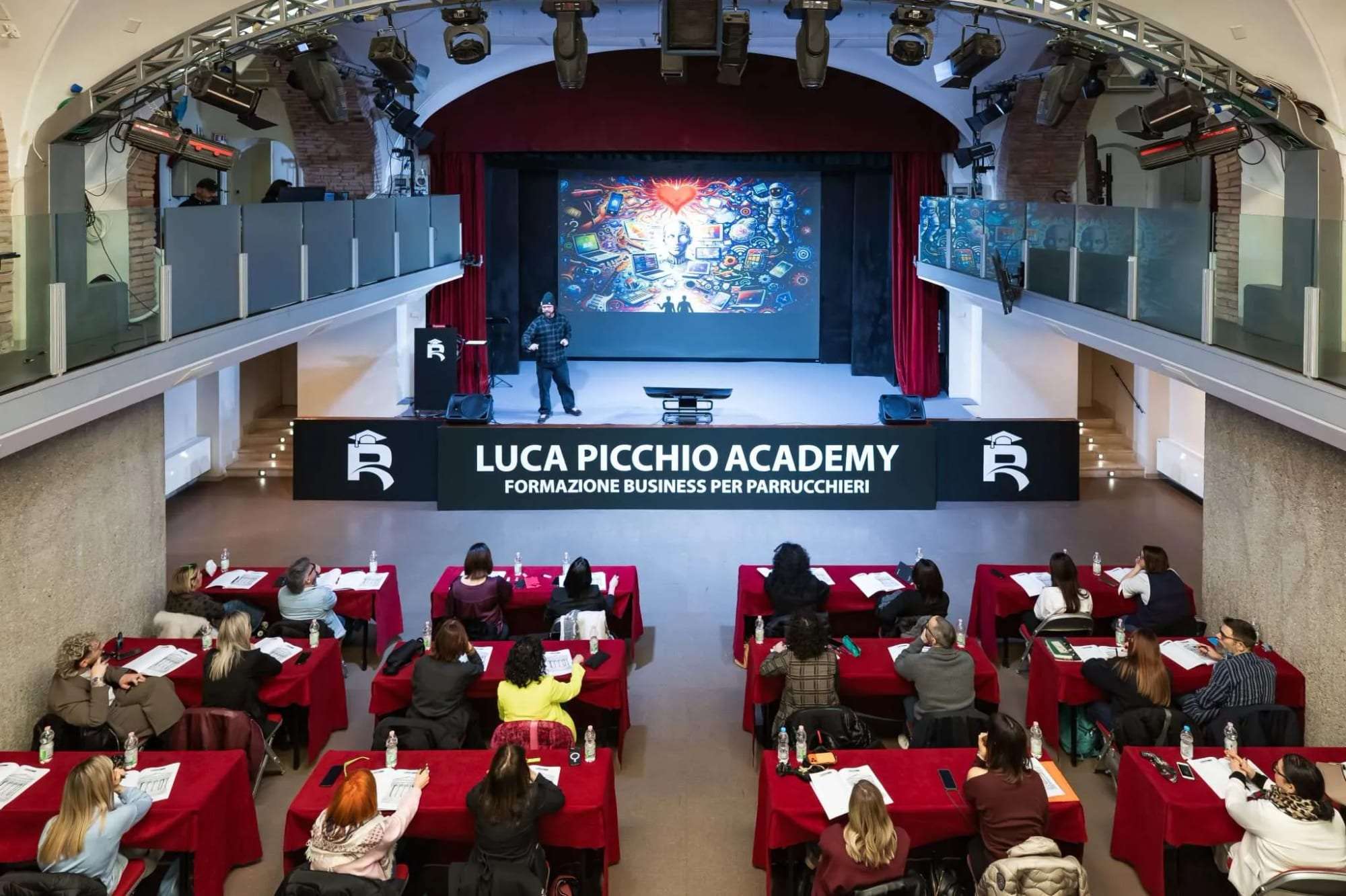 L'aula della Luca Picchio Academy vista dall'alto: Luca sul palco, i partecipanti ai tavoli