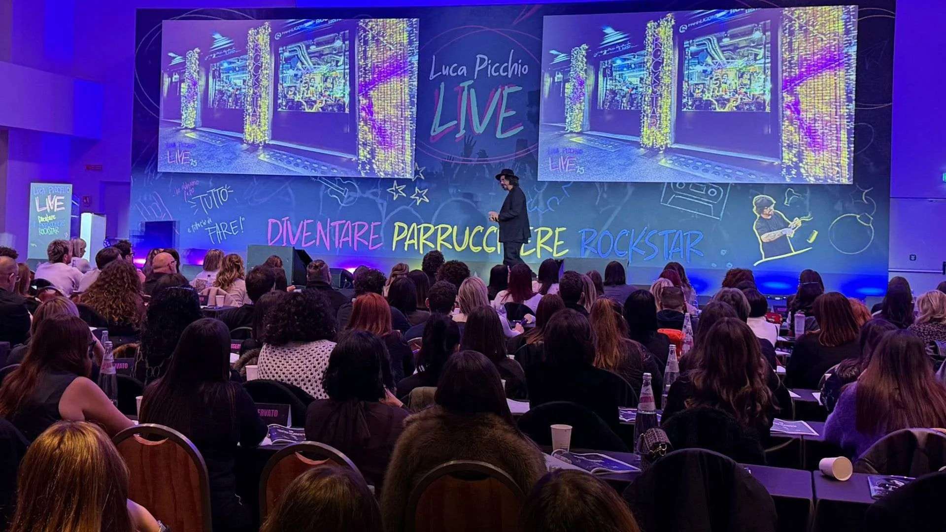 Luca Picchio sul palco del Luca Picchio Live, davanti alla sala piena di parrucchieri