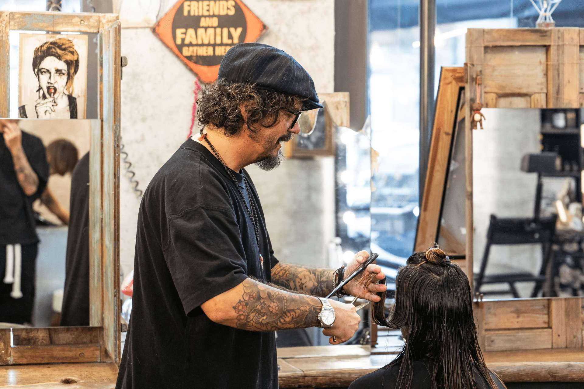 Luca Picchio taglia i capelli a una cliente nel salone Parrucchiere Rockstar