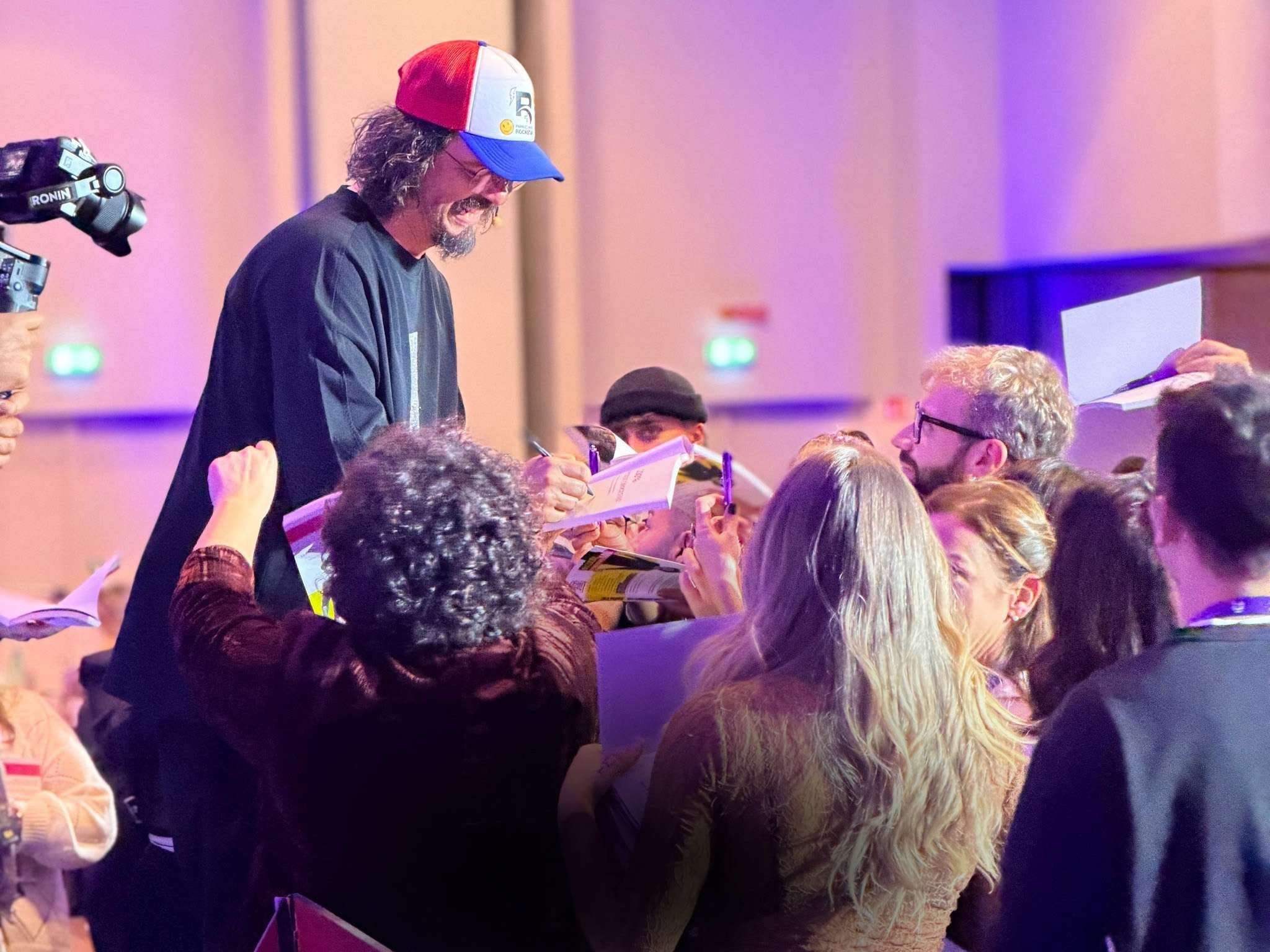 Luca Picchio in mezzo ai partecipanti del Live, tra i tavoli